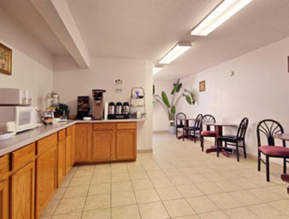 ซูเปอร์ 8 บาย วินด์แฮม ออสซิโอลา ไอโอวา Motel Osceola ภายนอก รูปภาพ